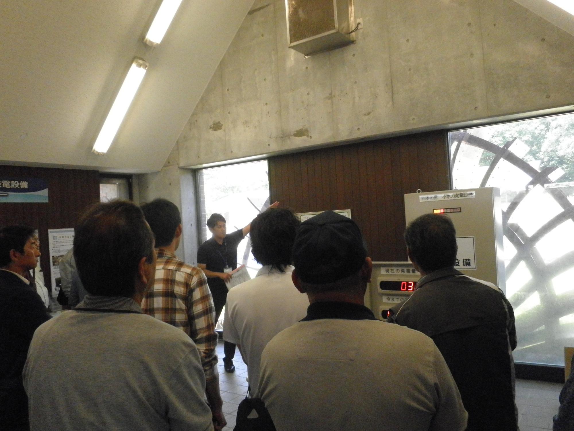 小水力発電設備見学の様子