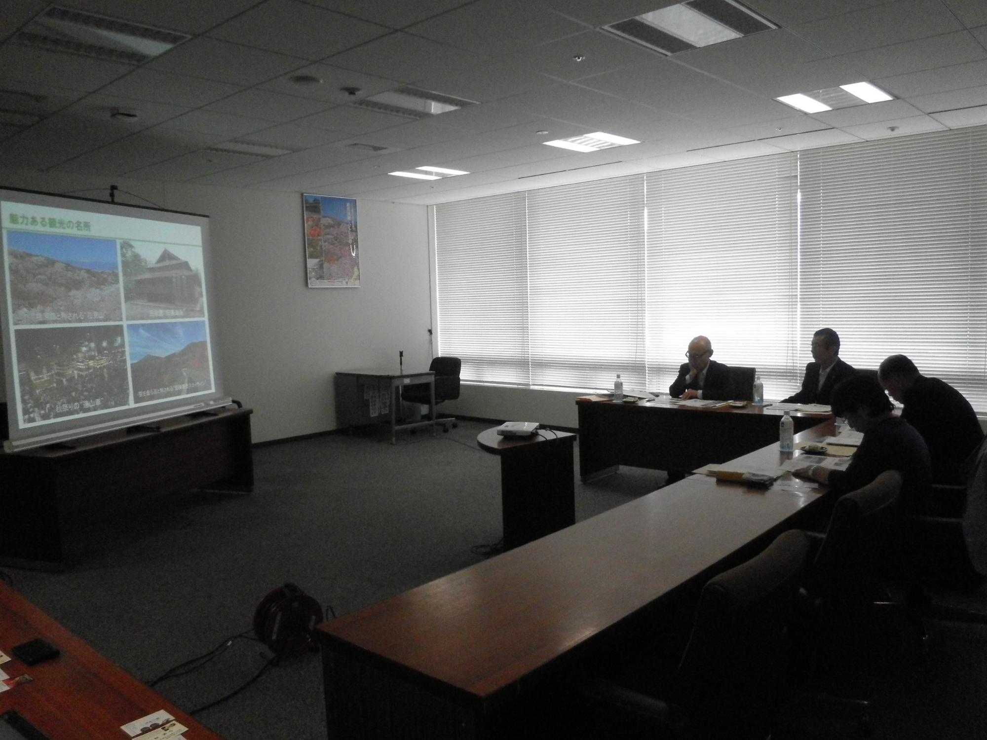 十日町市議会行政視察参加者の様子
