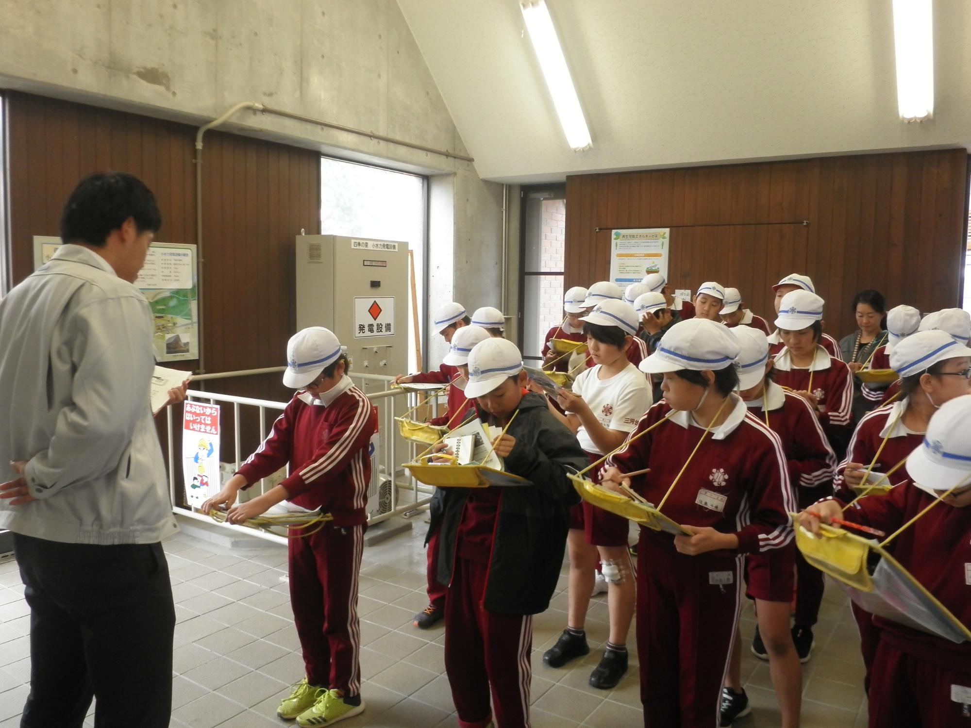小水力発電施設見学の様子