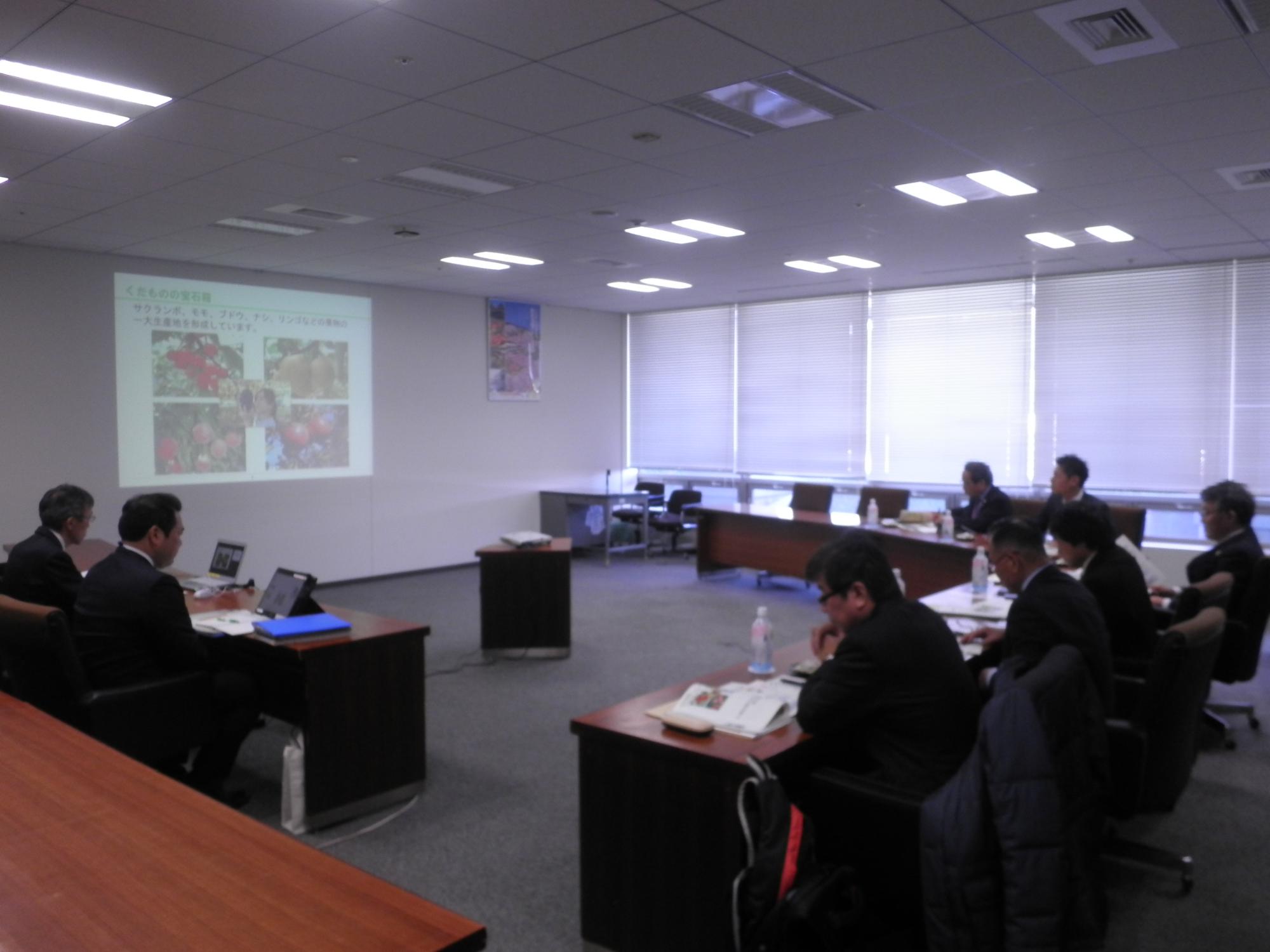 観音寺市議会視察参加者の様子