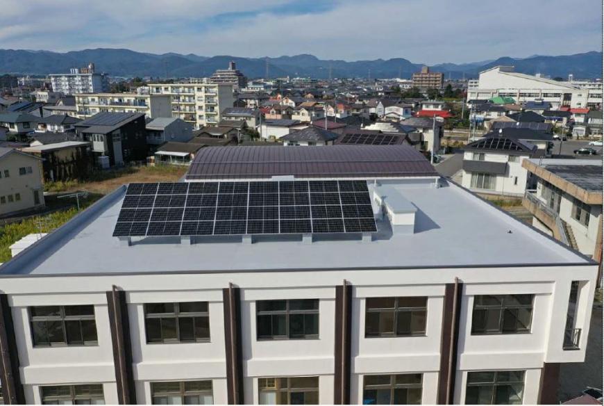 三河台学習センターの屋上に設置された太陽光パネルの写真
