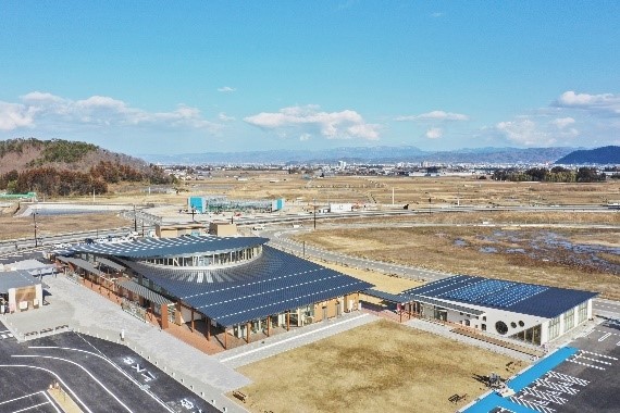 建物がなく開けた土地の中に建っている道の駅ふくしまの屋根に設置された太陽光発電設備の写真