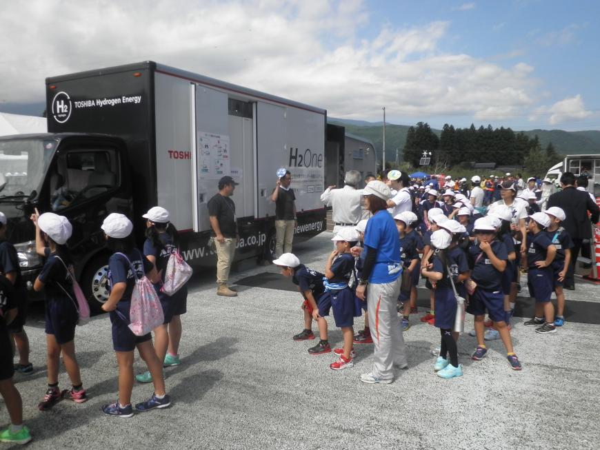 H2Oneの近くに集まっている見学に訪れた子供たちの写真