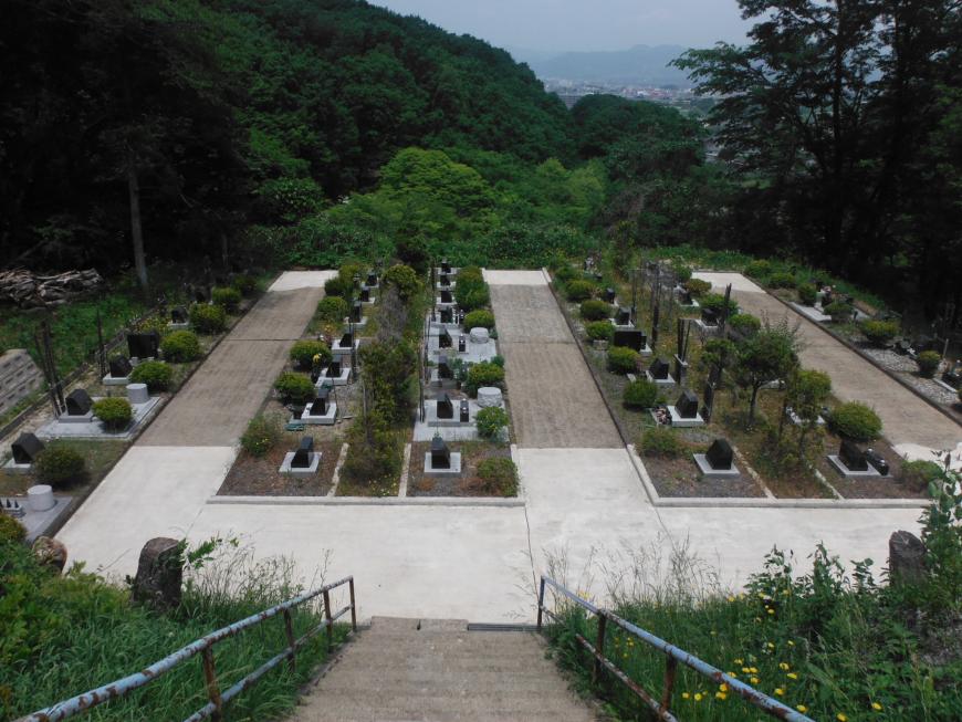 階段を下りた奥に、区画が仕切られた場所に洋型のお墓が並んでいる新山霊園の写真