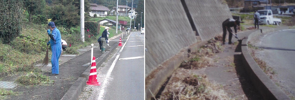 左：歩道にある刈り取った雑草をほうきを使って集めている写真 右：歩道の雑草を立鎌を使って刈り取っている写真