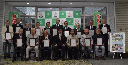 各推進モデル地区の方々が列になり記念撮影している集合写真