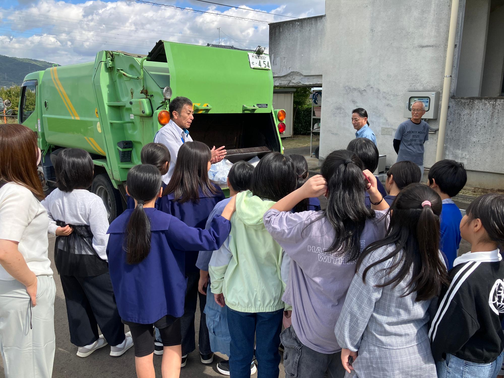 小中義務教育学校出前講座　体験の様子