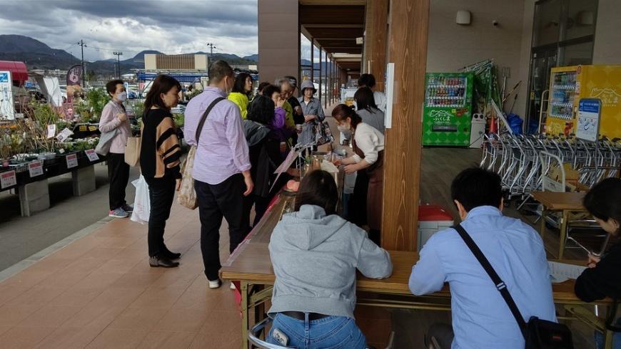 試食を楽しんでいる大勢の参加者の写真