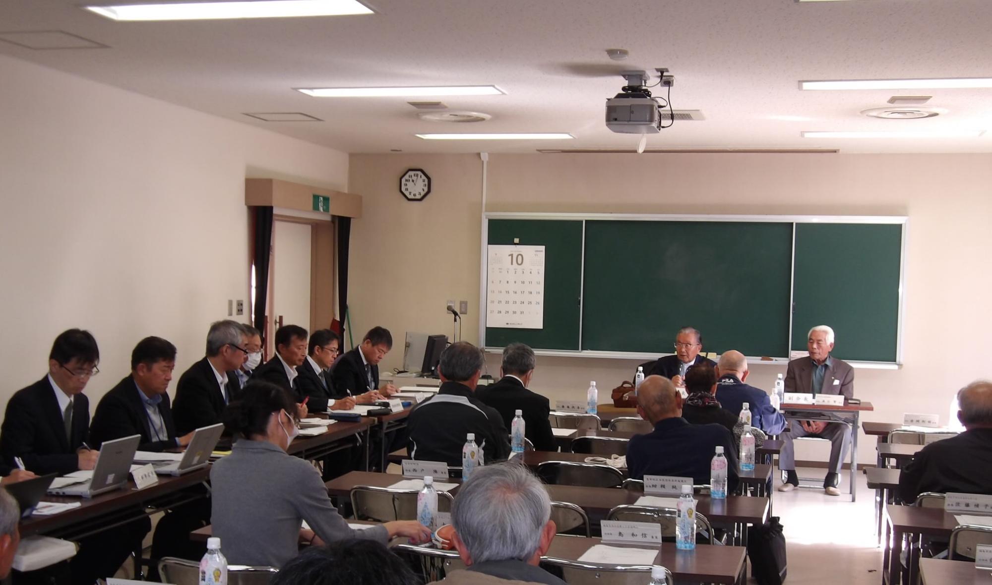 たくさんの人たちが長机に座り説明会に参加している写真