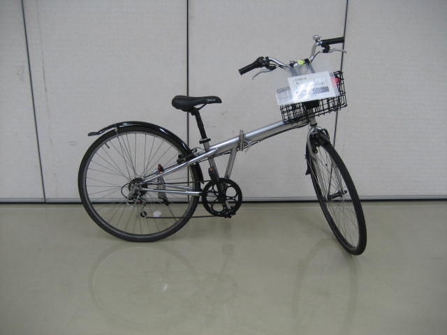 車体がシルバーの折り畳み自転車