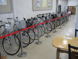 たくさんの自転車が並んでいるリサイクルプラザ内の写真