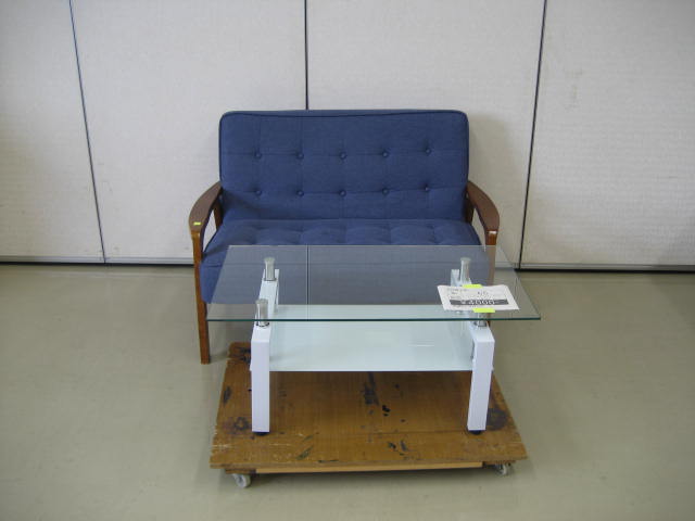 青色のソファーとガラスのテーブルのセット