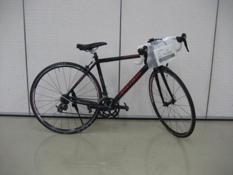 車体が黒いスポーツタイプの自転車