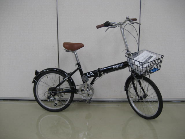 車体が黒い折りたたみ自転車