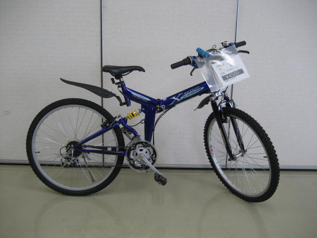 車体が青い折りたたみ自転車