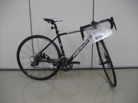 車体が黒い大人用自転車