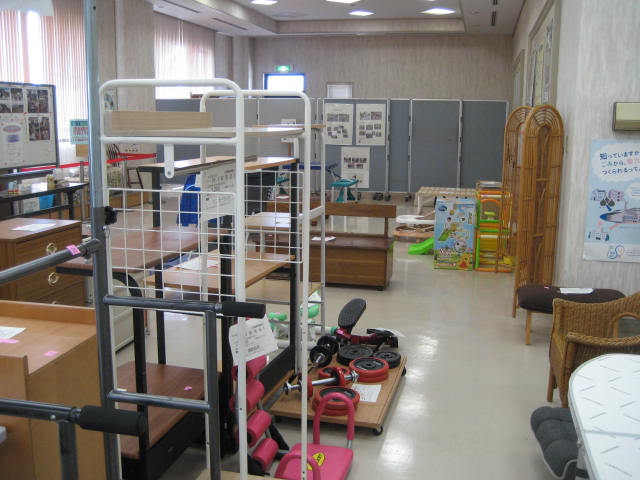 たくさんの即売品が並んでいるリサイクルプラザの写真
