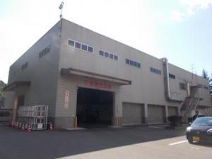 左側に大きな入り口があり四角い形をした資源化工場を写した写真