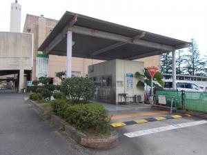 車止めがあり箱の形をした計量所が隣接している家庭系計量所を写した写真