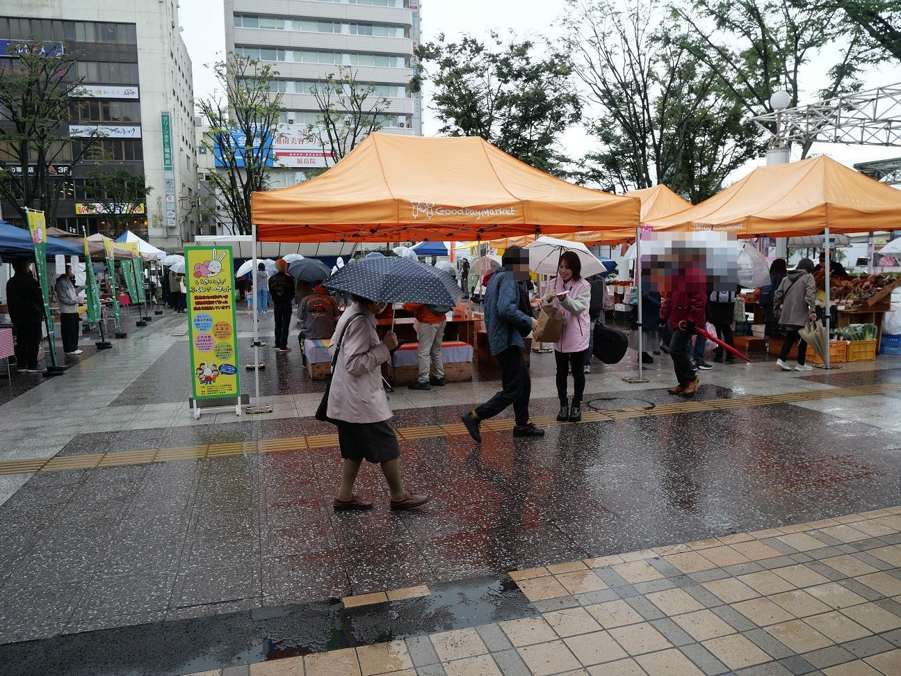 いきいき！ふくし秋祭りとGoodDayMarketの前でチラシを配る隊員