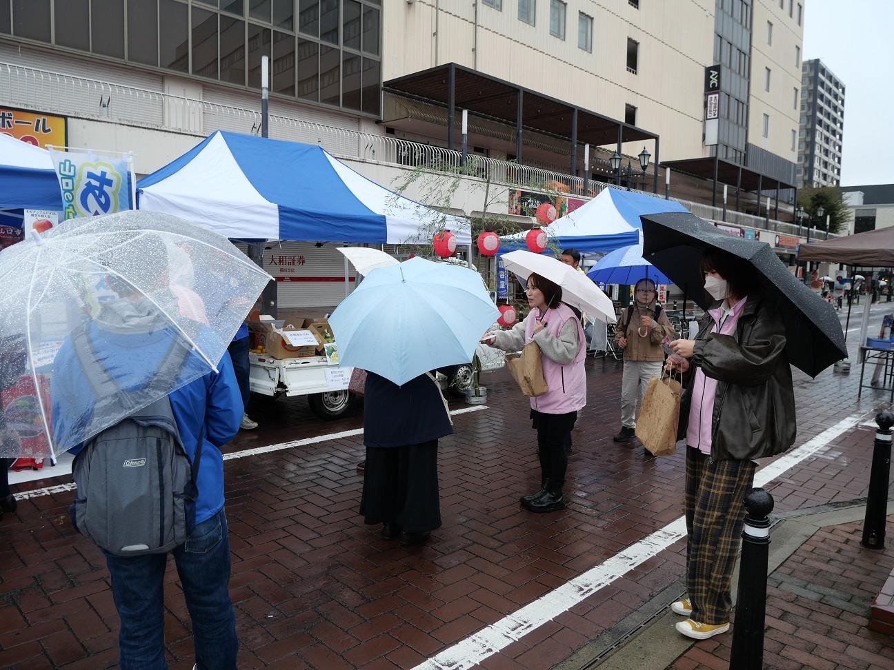 軽トラ市でチラシを配る隊員