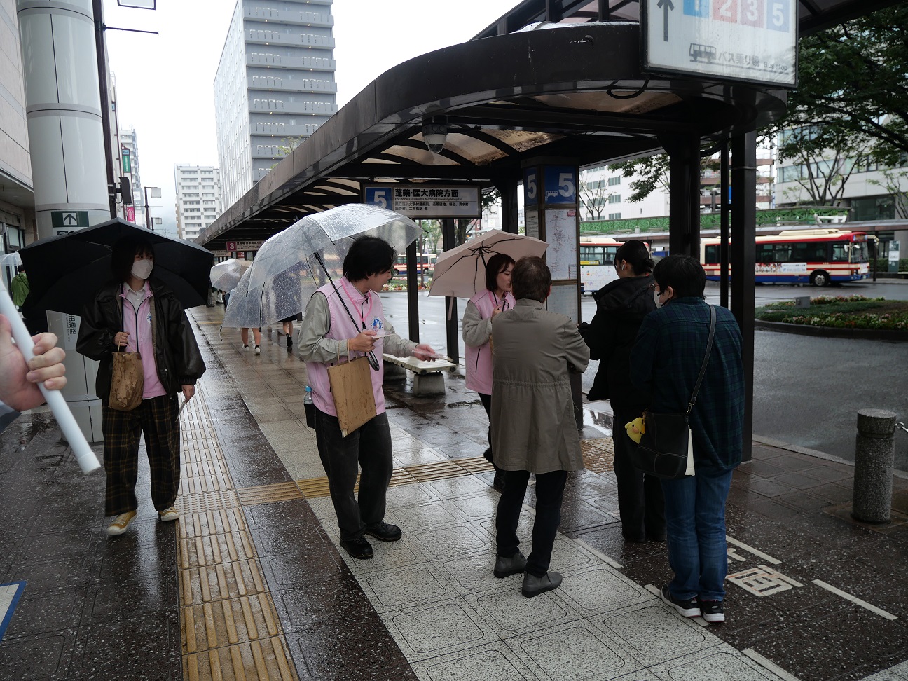 駅前でチラシを配る隊員