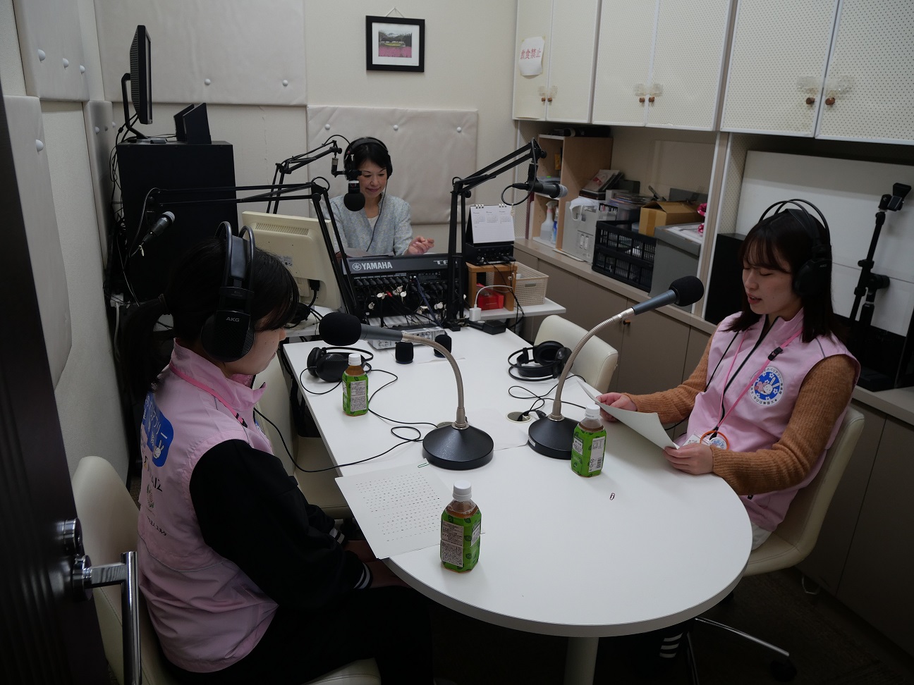 ラジオを収録する隊員たち