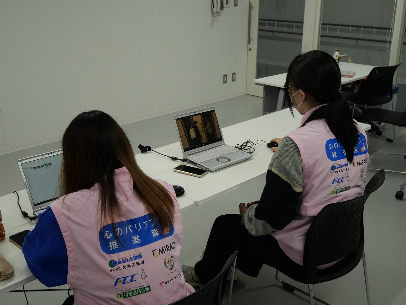 パソコンで操作する隊員たち