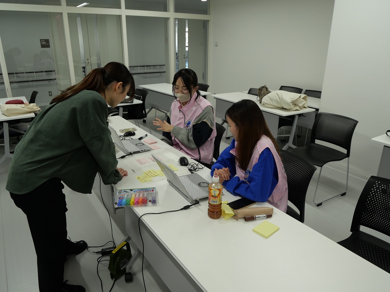 ふせんをもとに話し合う隊員たち