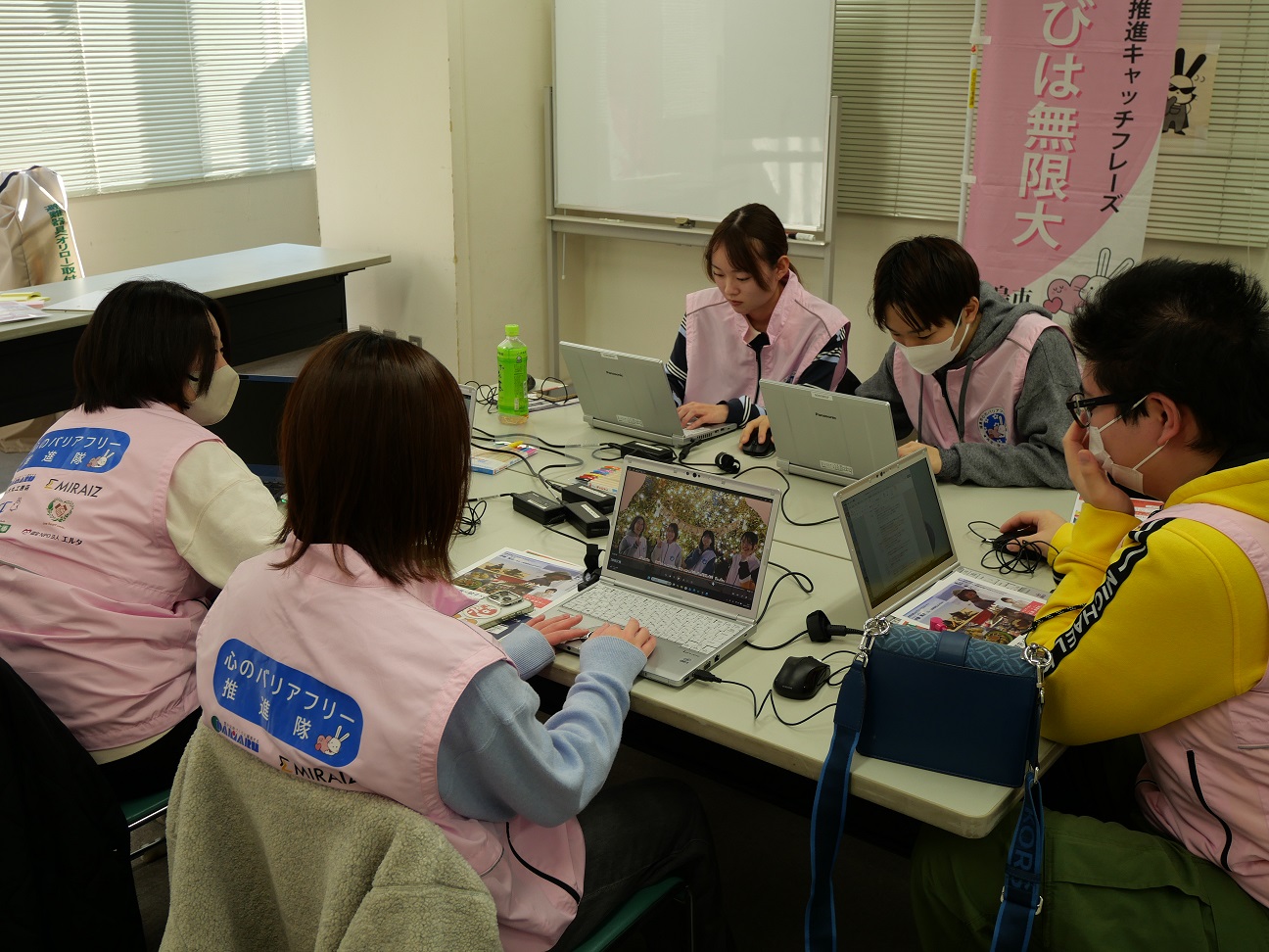 パソコンで操作する隊員たち