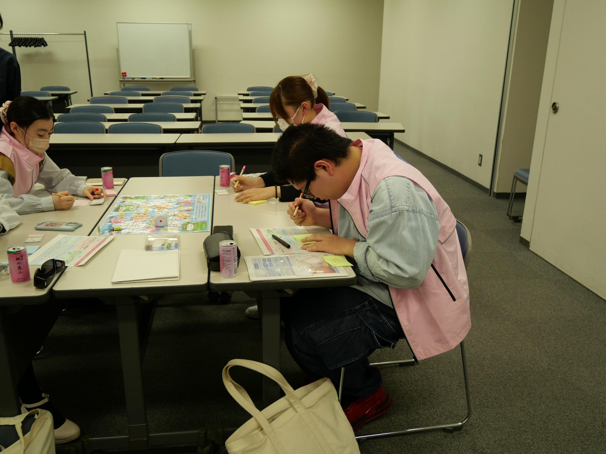 意見をふせんに書き出す様子