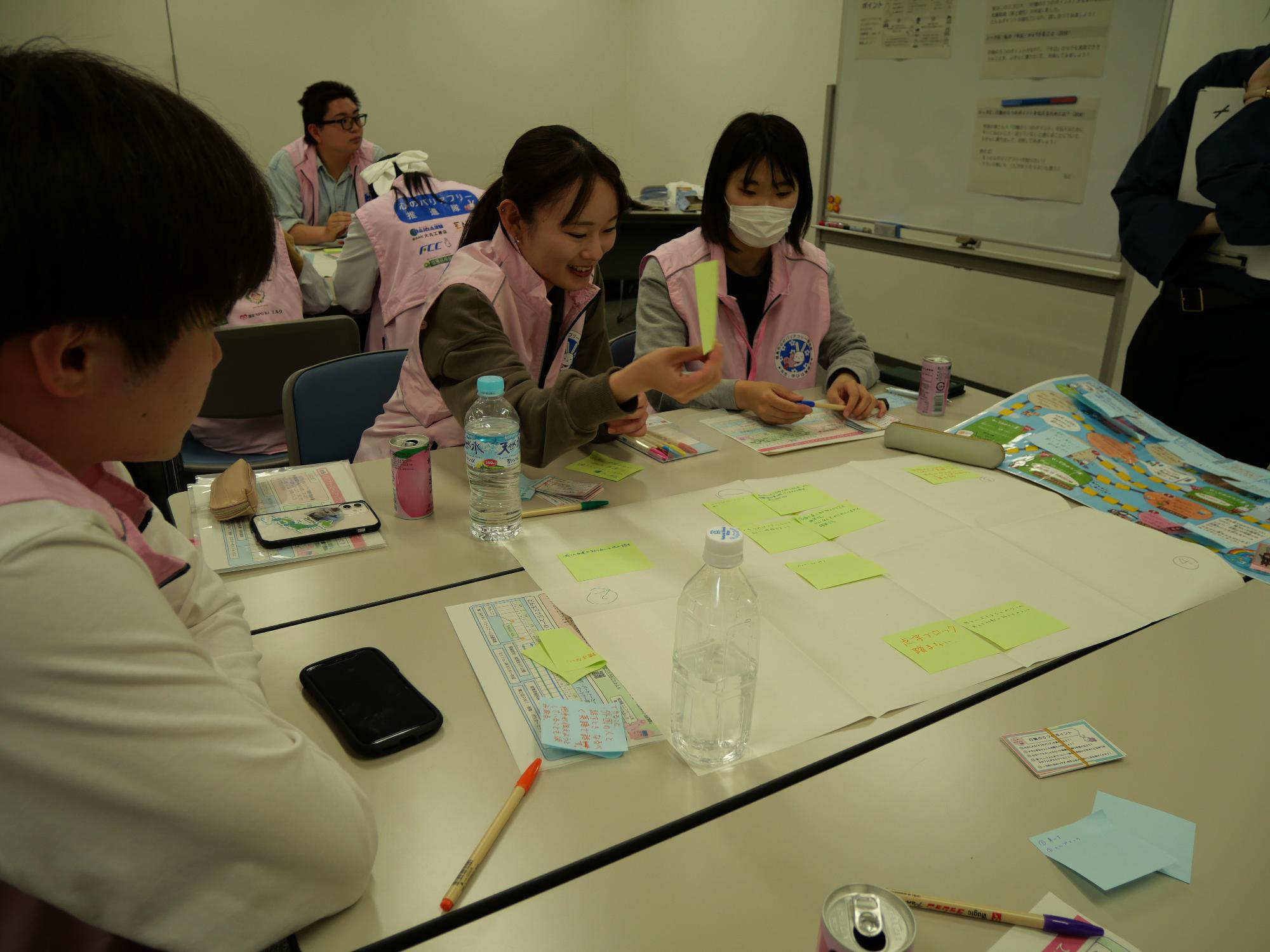 模造紙にふせんを貼って、意見を共有する様子