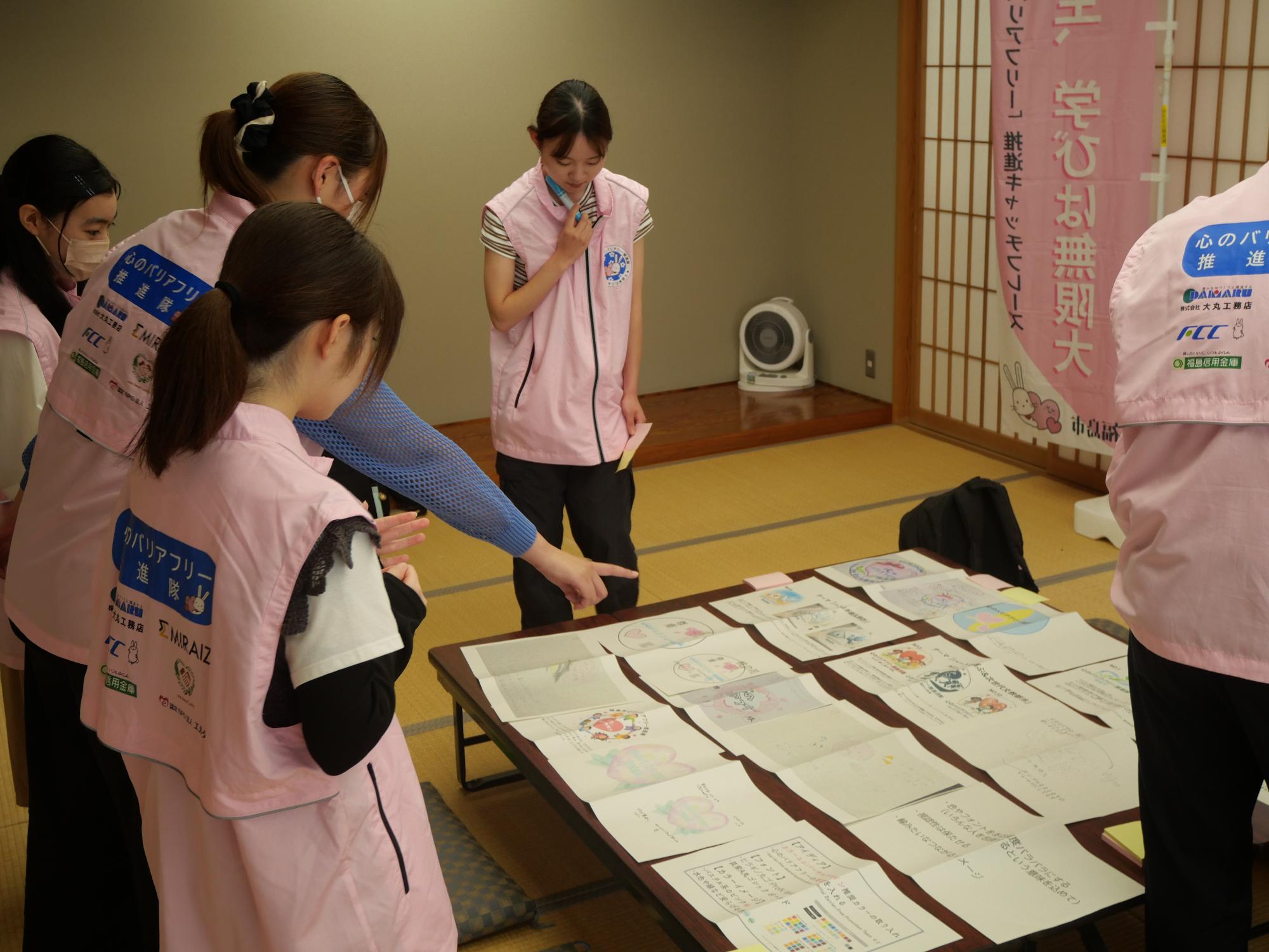 推しマーク探しに悩む隊員