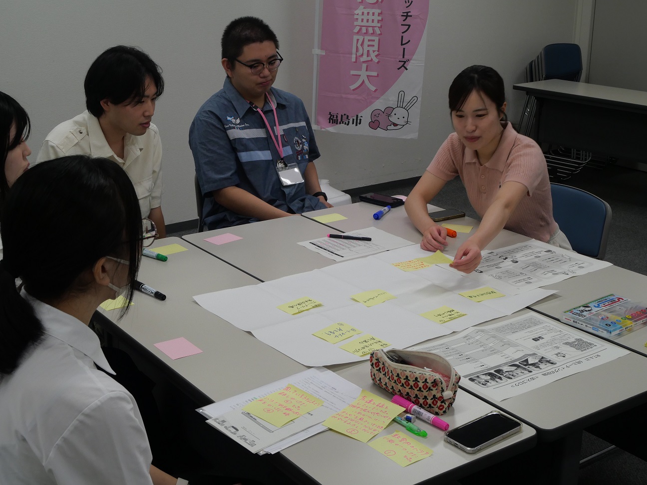 ふせんを貼りながら発表する隊員