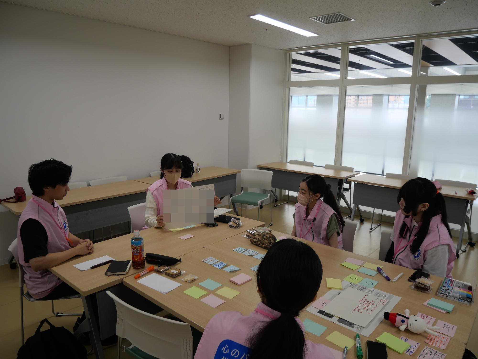 隊員がプレゼンする様子