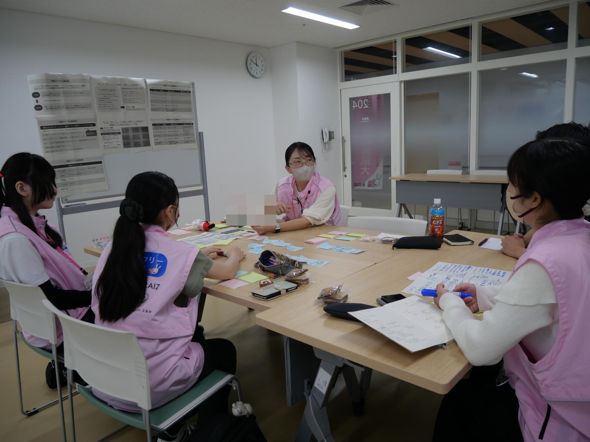 隊員がプレゼンする様子
