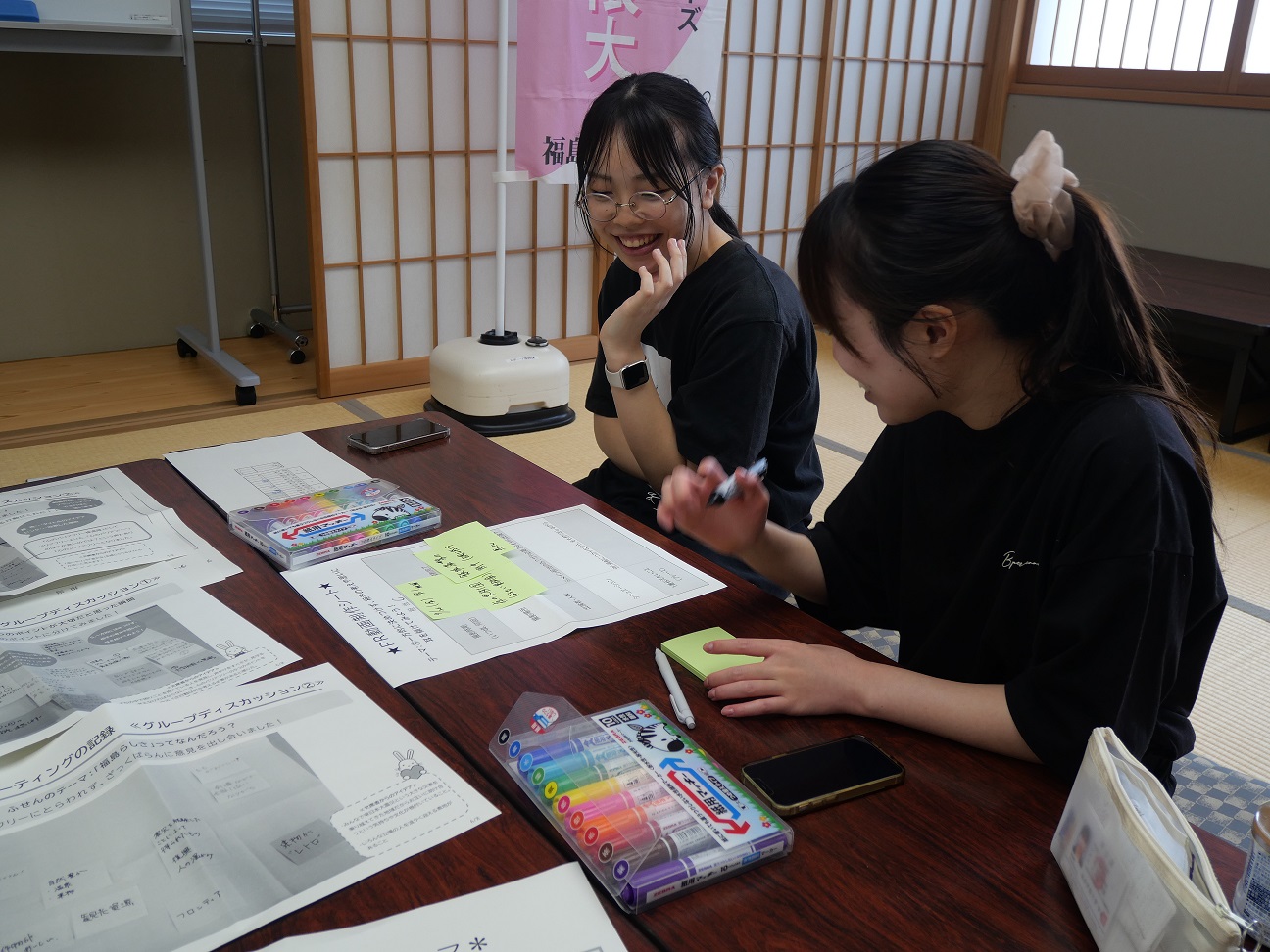 ふせんに書き込みながら考える隊員たち