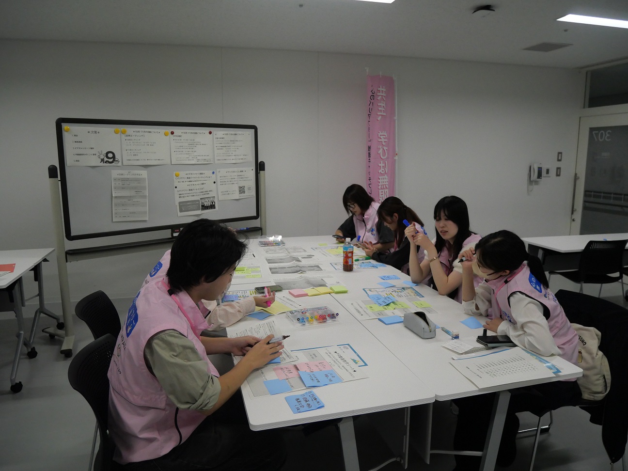 ふせんに書き込みながら考える隊員たち