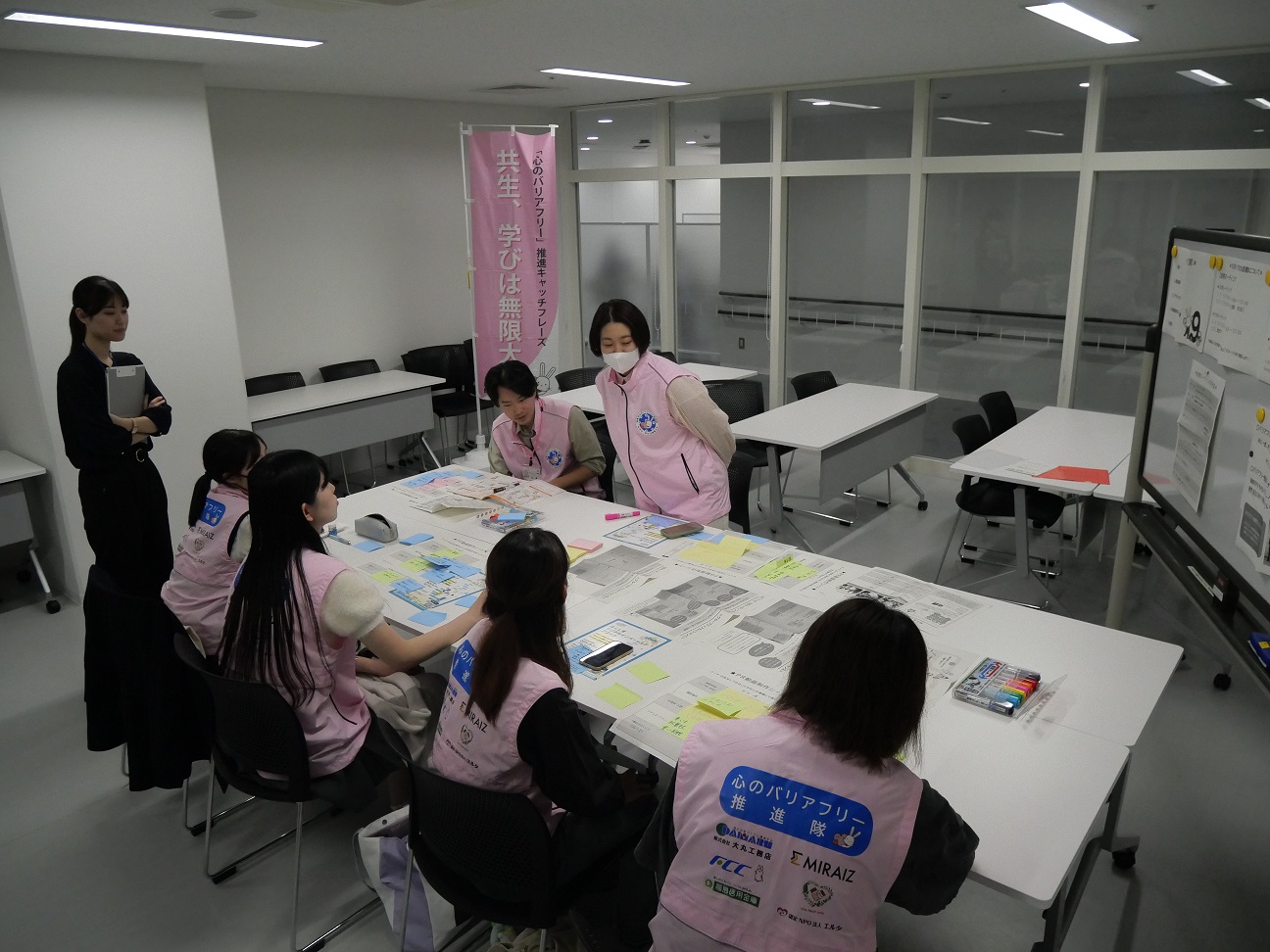 立ち上がってふせんを覗き込む隊員