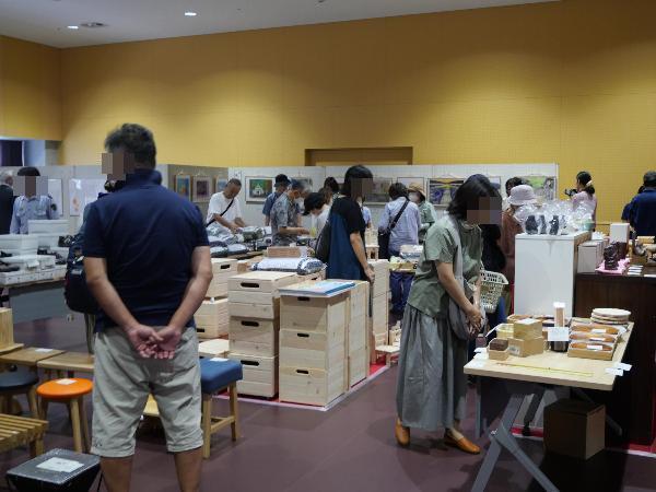 出張矯正展で販売品をみる人