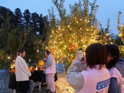 ハロウィンを楽しむ先輩隊員と写真を撮る後輩隊員