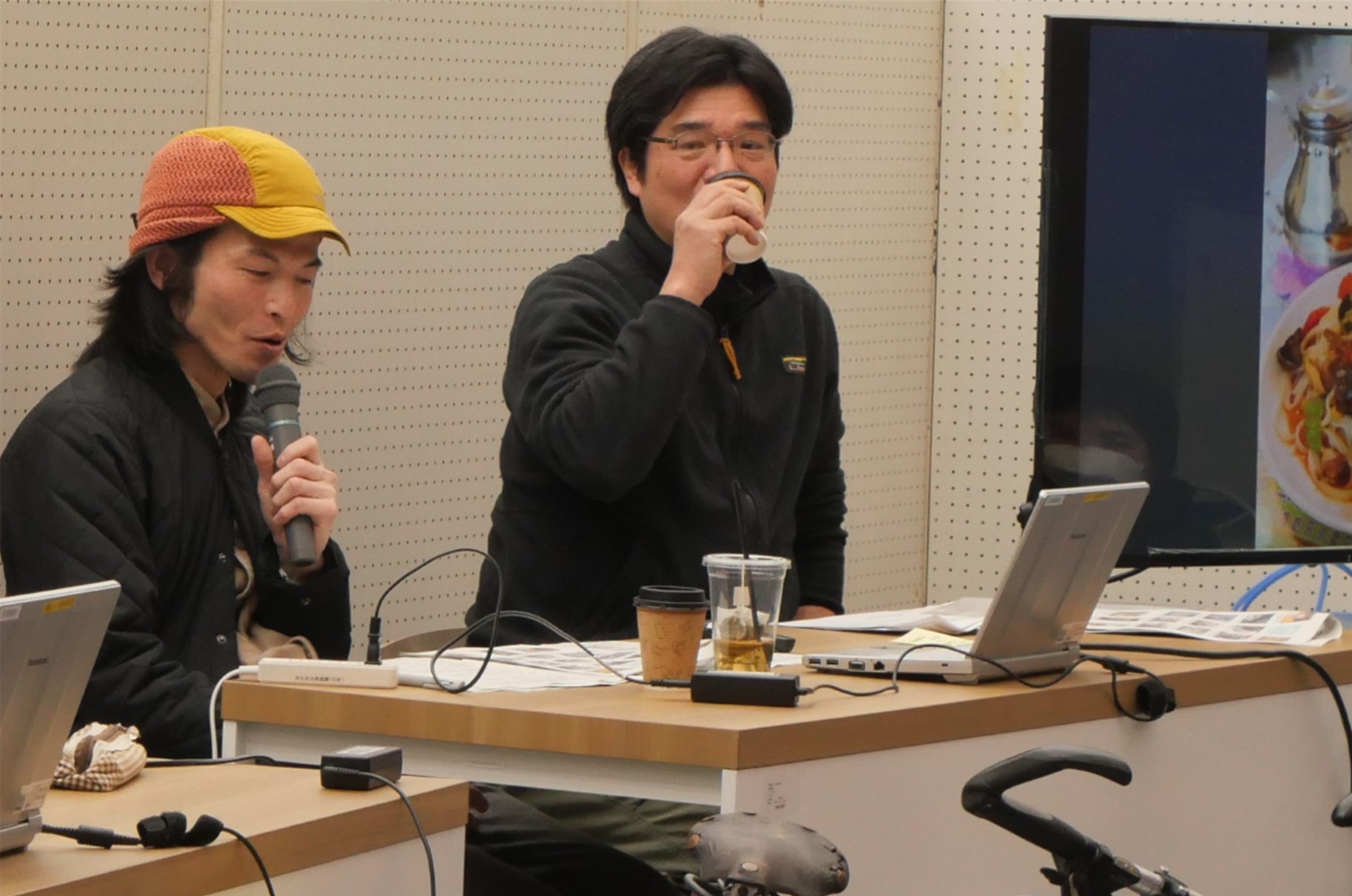 ゲストがコーヒーを飲む様子