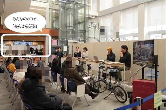 登壇者がコーヒーを飲む様子