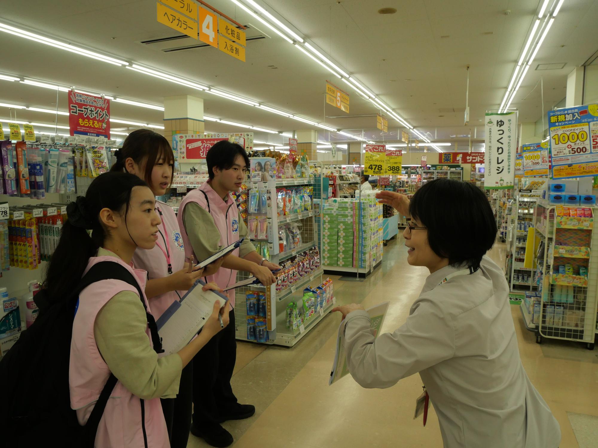 ゆっくりレジの横で説明を受ける隊員たち