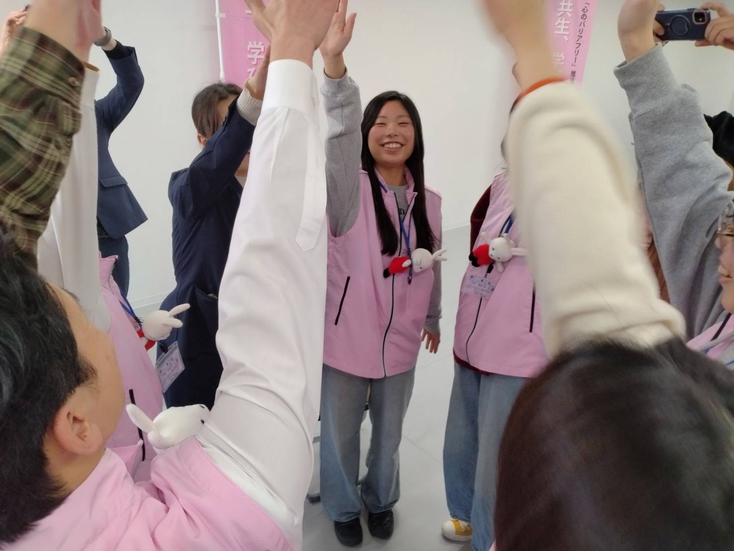 全員で円陣を組む様子