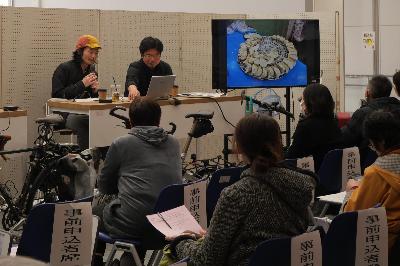 伊藤さんが餃子を紹介している様子