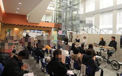 トークセッション終了時、聴講者が拍手する様子