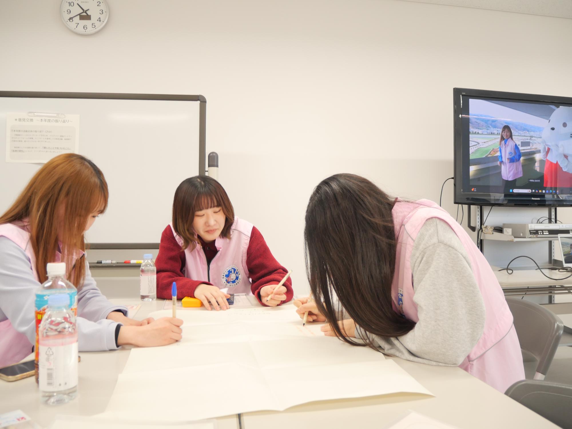 模造紙に書き込む様子