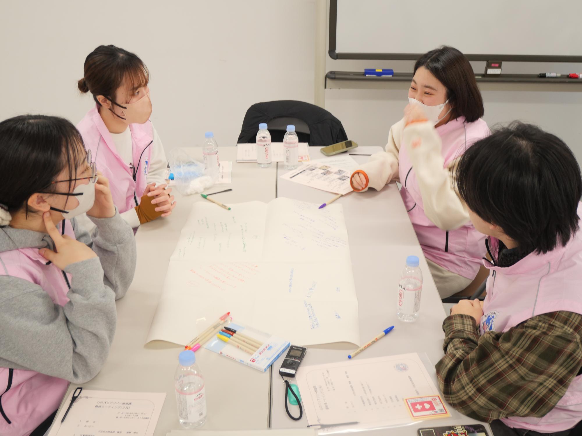 笑顔で話し合う様子