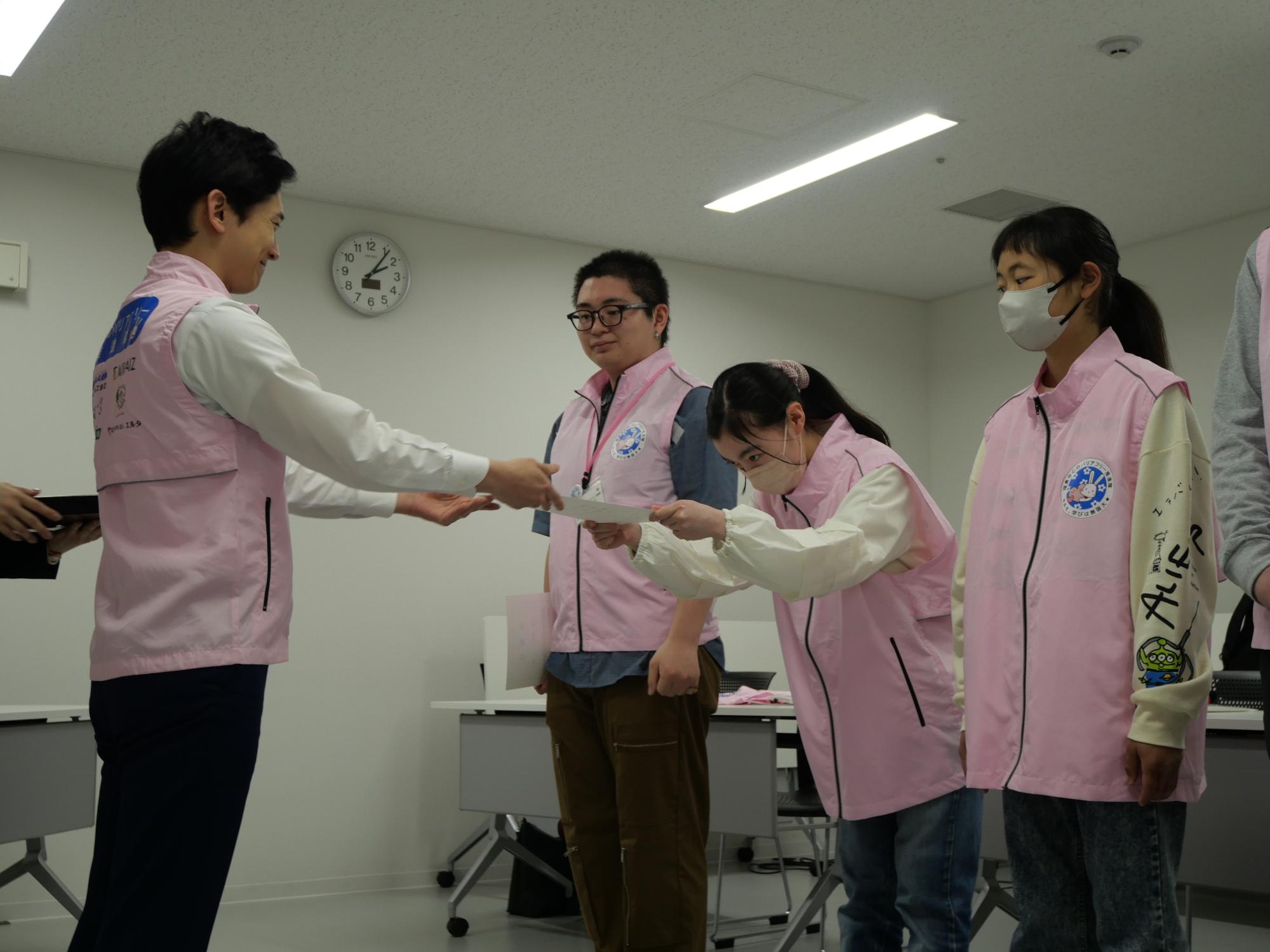市長から推進隊へ委嘱状を交付する様子
